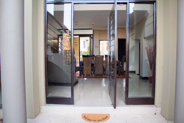 Exterior A entrance close 828824ce-dd33-4a4c-b251-09374aec72dd