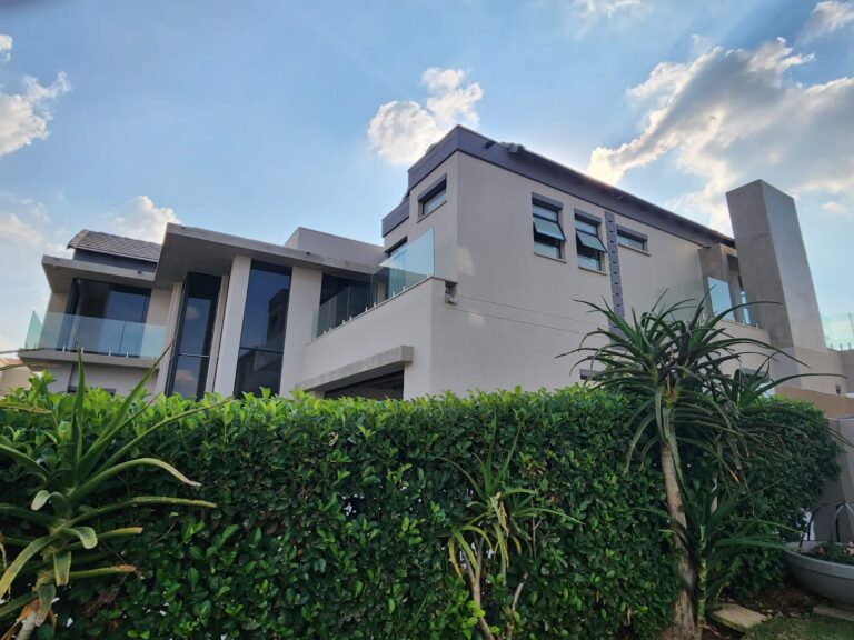 Contemporary house, concrete cantilever slabs Modern
