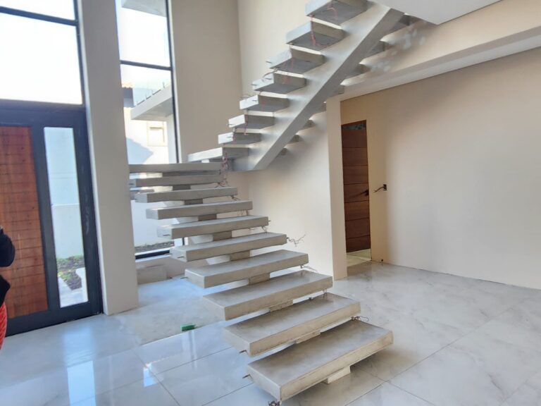 Floating concrete stairs